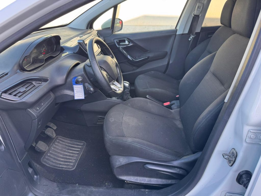 Peugeot 208 1.2 PureTech Signature, imagem 6 de 8 da viatura.