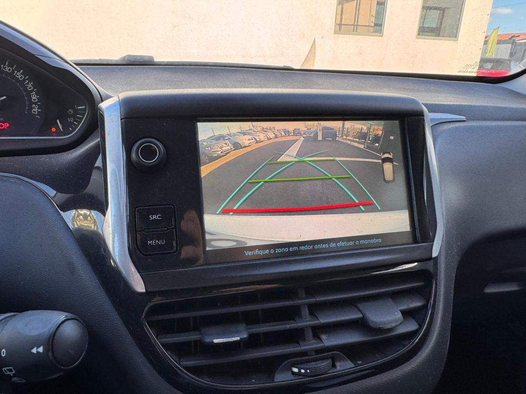 Peugeot 208 1.2 PureTech Signature, imagem 3 de 8 da viatura.
